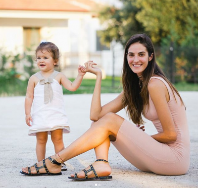 “Nuk jam një mama perfekte, por jam e bekuar”, modelja shqiptare emocionon me fjalët për të bijën