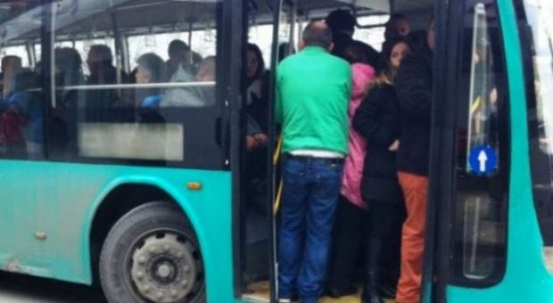 Në autobuzat e Tiranës e ndjen veten si “peshk konserve”/ Shikoni çfarë ndodh (VIDEO)