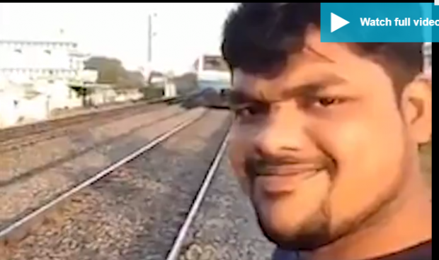 Video/ Komplet debil! Po bënte ‘selfie’ mbi shina por… treni e përplas dhe…