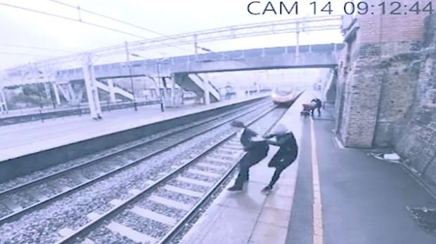 Tenton të hidhet në shinat e trenit, gruaja “heroinë” e shpëton