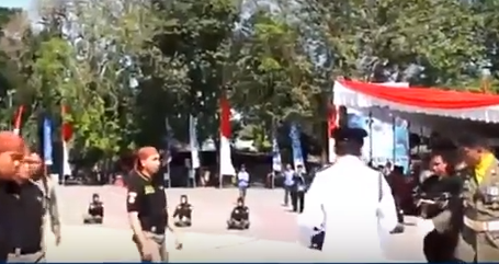 Video/ Kryebashkiaku TESTON policët duke i goditur. Ja si reagojnë ata…