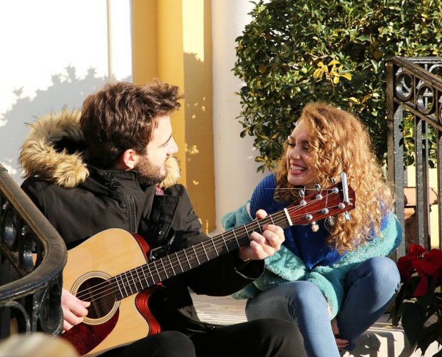 Këngëtarët shqiptar i japin fund beqarisë, propozon për fejesë partneren pas 5 vitesh lidhje…