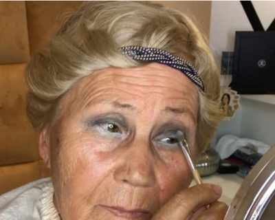 Make up-istja shqiptare bën mrekulli me të moshuarën (VIDEO)