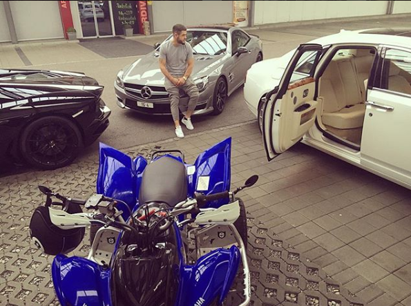 FOTO/ Nga orët “Rolex” te makinat “Ferrari”, pasuria e çmendur e Noizy-t