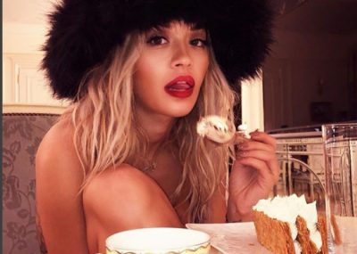 100% lakuriq, Rita Ora nuk do t’ia dijë për të ftohtin (FOTO)