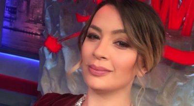 Këngëtare, moderatore, skenariste, shpërthen Rozana Radi: Vendin tim në Teatrin Kombëtar e ka zënë një i patalentuar