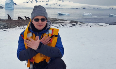 “Krah për krah” me pinguinët duke sfiduar temperaturat e acarta, kush është shqiptari i parë që shkeli në Antarktidë?