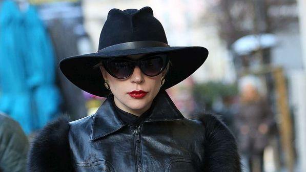 Vuan nga ‘dhimbje të forta’: Lady Gaga anulon dhjetë koncerte