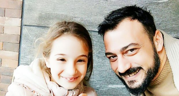 Vajza dëshiron mbiemrin e nënës, ja reagimi i aktorit humorist shqiptar