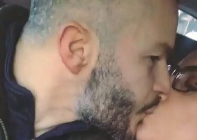 Gazetarja puth burrin në sytë fëmijës, reagimi i vogëlushes është i paparë (VIDEO)
