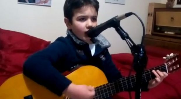 Kush është vogëlushi që po çmend rrjetin me zërin e tij (VIDEO)