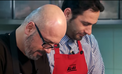 Elvis Naçi dhe Sidrit Bejleri bëhen kuzhinierë për një ditë. Për kë gatuajnë? (Video)