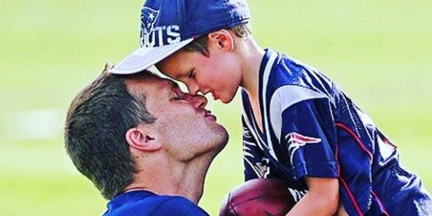 Pas Beckham-it dhe aktores, njerëzit sulmojnë sportistin: Si e puth djalin në buzë? (VIDEO)