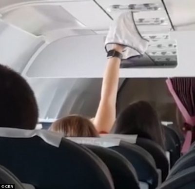 Heq brekët dhe i than në kondicionerët e avionit, gruaja shokon udhëtarët për 20 minuta (VIDEO)