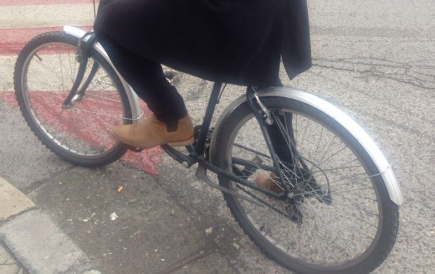 As në shi, as kur vishet klasik, këngëtari shqiptar s’heq dorë nga biçikleta (FOTO)
