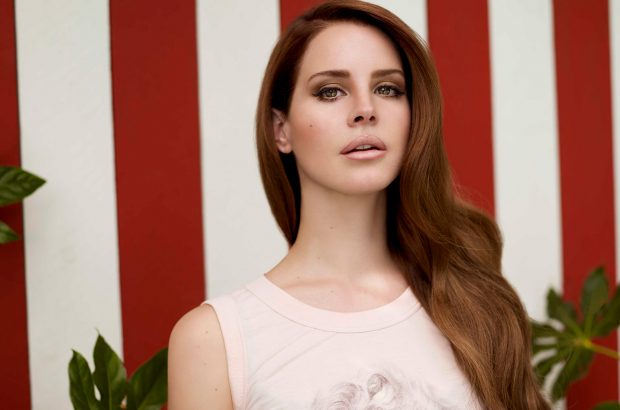 Fansi i zjarrtë planifikoi të rrëmbente Lana Del Rey-n! Këngëtarja shpëtohet nga policia
