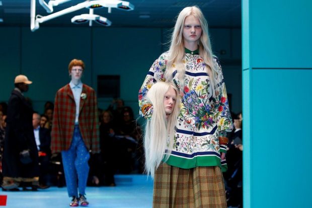 “Milan Fashion Week”, modelët e Gucci sfilojnë me kopjen e kokës së tyre në duar