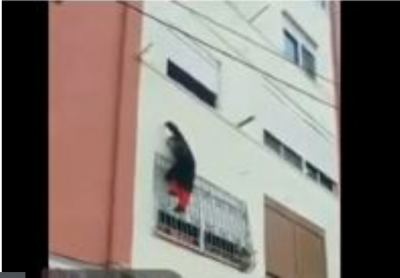 E dhunon i biri, nëna e moshuar rrezikon jetën duke u varur nga ballkoni (VIDEO)