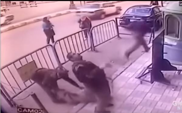 VIDEO/ Fëmija bie nga ballkoni i katit të 3, polici hero e shpëton