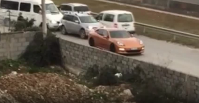 “Trimit” me Porsche Panamera s’ia ndien fare, bllokon rrugën në mes të Tiranës dhe policia s’ duket gjëkundi