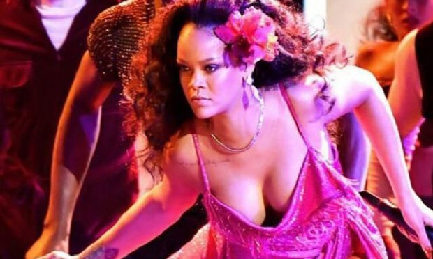 “Rihanna po kthen burrat në gay, të mos lejohet në vend!” Kush po e sulmon këngëtaren…