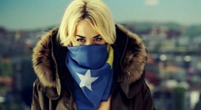 Rita Ora bëhet gati për koncertin e madh në Prishtinë, i gjithë stafi feston shqip (VIDEO)
