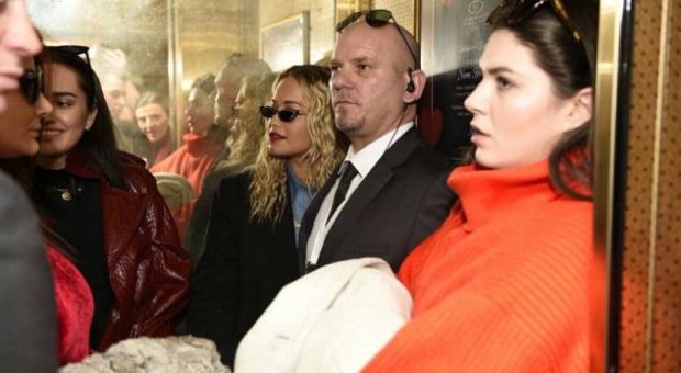Rita Ora mbërrin në Prishtinë. Ja si e presin këngëtaren (FOTO)