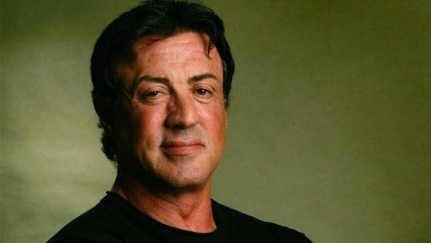 Këngëtari shqiptar i pikëlluar për ‘vdekjen’ e Sylvester Stallone, bëhet lëmsh rrjeti (FOTO)