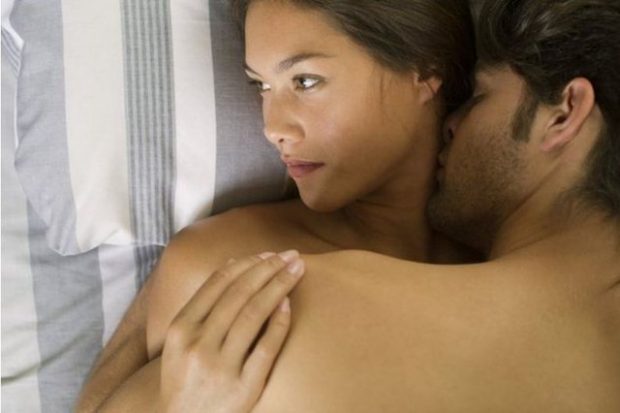 5 mënyra për t’i thënë me lezet partnerit që s’po ju kënaq në shtrat