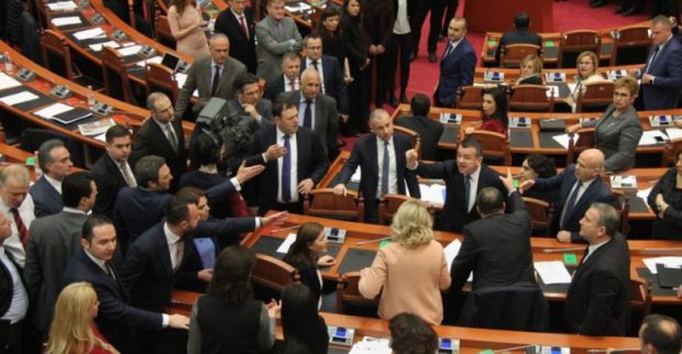 “Këto gjeji tek më të bukurit që q*inë”, skandal seksual mes 2 politikanëve në Kuvendin e Shqipërisë