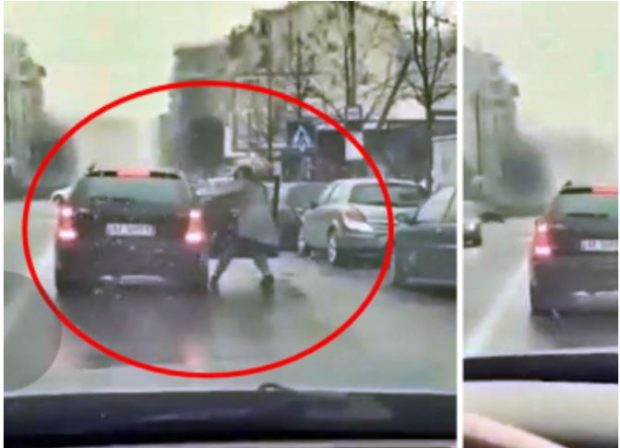 VIDEO/ Vajza donte të zbriste nga makina, por shikoni çfarë i bën djali në Shkodër
