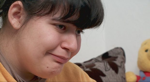 Historia që të përlot/ Djali nga Prishtina i bën dhuratën më të bukur vajzës së paralizuar nga Tirana (VIDEO)