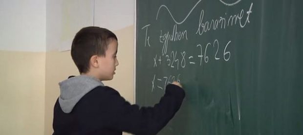 9-vjeçari shqiptar mahnit ekspertët: ‘Duhet të kalojë patjetër në klasën e tetë!’