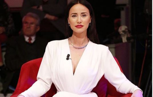 “Ti je një lulediell”/ Albana Osmani tashmë si aktore te “Egjeli” (VIDEO)