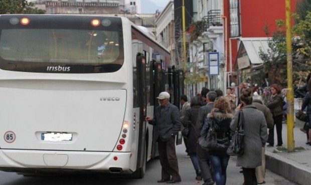 VIDEO/ I hipën autobusit nga Shkodra për në Tiranë, i riu shqyen sytë nga ajo që bën kjo grua