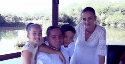‘Kambanat e dhimbjes bien çdo sekond’, përlot gruaja e aktorit të ndjerë shqiptar