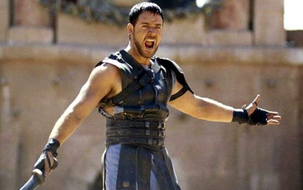 Divorcohet Russell Crowe, nxjer në ankand armaturën e Gladiator