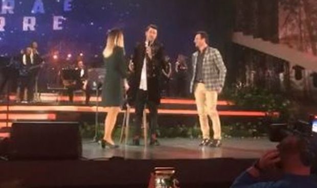 Emocionuese: Djali i propozon të dashurës LIVE në koncertin e Albanit (VIDEO)