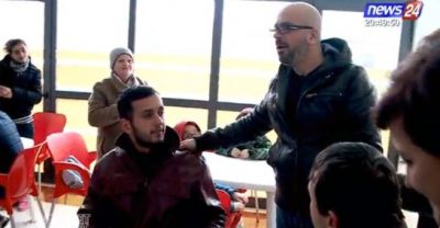 Rrëfeu dramën e jetës tek “Shqiptarët për Shqiptarët”, të riut jetim i ofrohet punë LIVE në emision