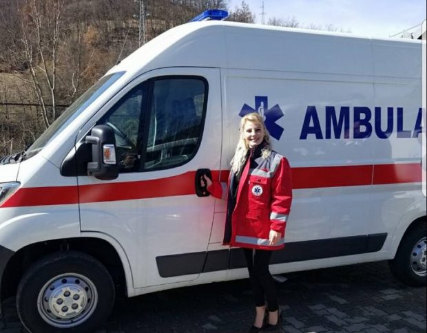 Kush është deputetja shqiptare që nget ambulancën me taka? (FOTO)