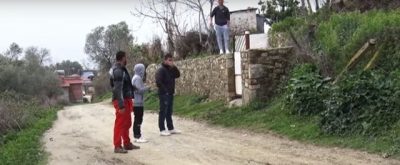 Fshati shqiptar po le burrat beqarë: Nuk ka rrugë për nuset!