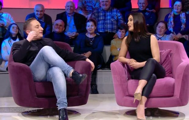 Shokon gazetari i njohur shqiptar: I ulet në prehër të ftuarit në mes të emisionit (FOTO)