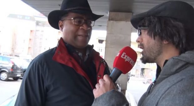 Gjiko maskohet si gazetar, por i ndodh e papritura me afrikano-amerikanin (VIDEO)