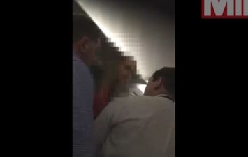 VIDEO: Ngacmoi seksualisht pasagjerët, 23-vjeçaren e zbresin nga avioni