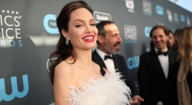 Këngëtari shqiptar për Angelina Jolie: Jetën tjetër do jeni gruaja ime