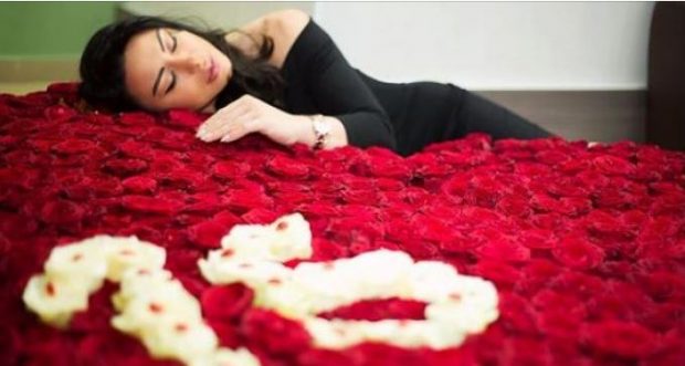 Buqetë apo kopësht lulesh? Qindra trëndafila dhe mesazhe të koduara në shtëpinë e Dorina Memës