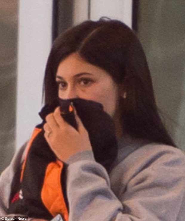 Kylie Jenner “shokon” fansat: Shfaqet me të dashurin e frikësuar dhe me të nxira në fytyrë (FOTO)