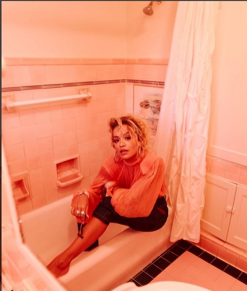 Rita Ora zhvishet dhe kërkon ta lënë ashtu derisa të “ngrijë për vdekje”