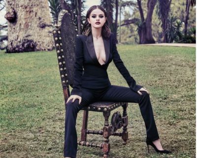 Selena Gomez “trondit” me gjoksin në mungesë të reçipetave (FOTO)