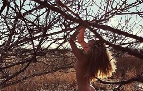 “Çmendet” një tjetër ish-e dashur e DiCaprio, nudo në pyll (FOTO)